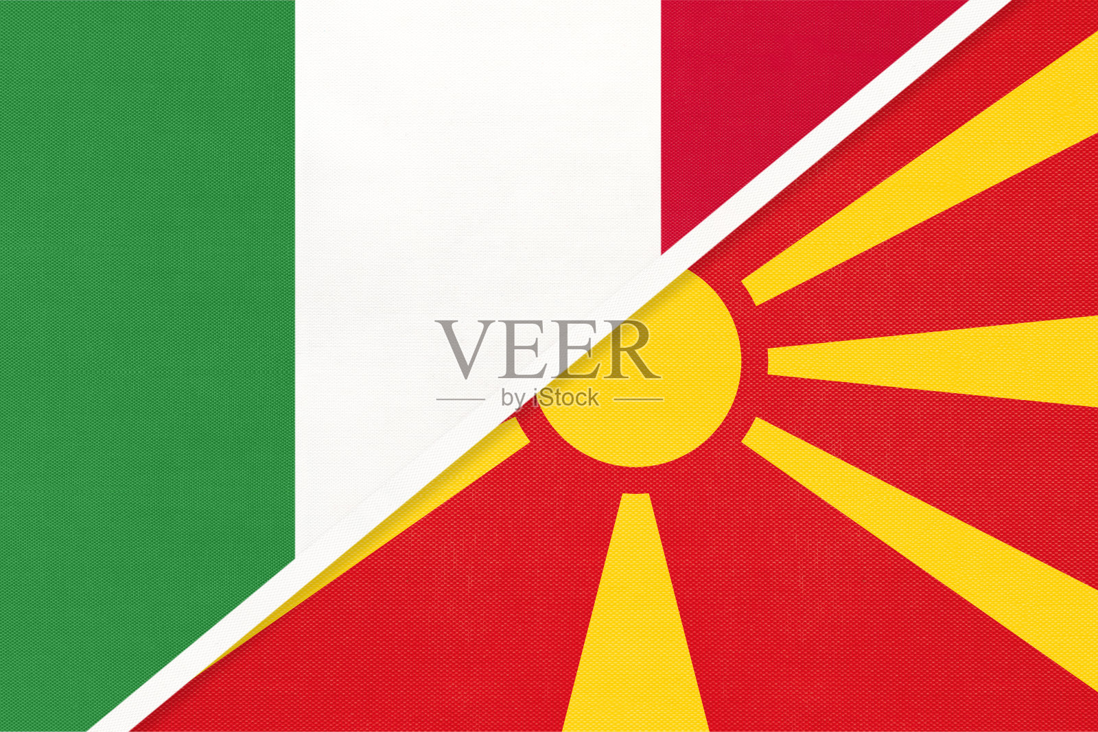 象征意大利和北马其顿两国国旗的纺织品。两个欧洲国家之间的冠军。插画图片素材