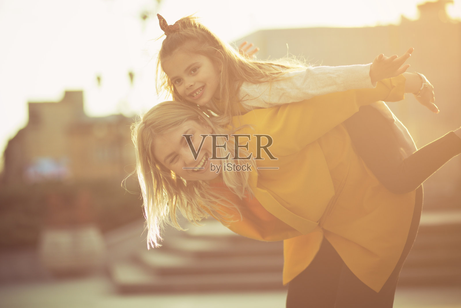 我妈妈很有趣。照片摄影图片