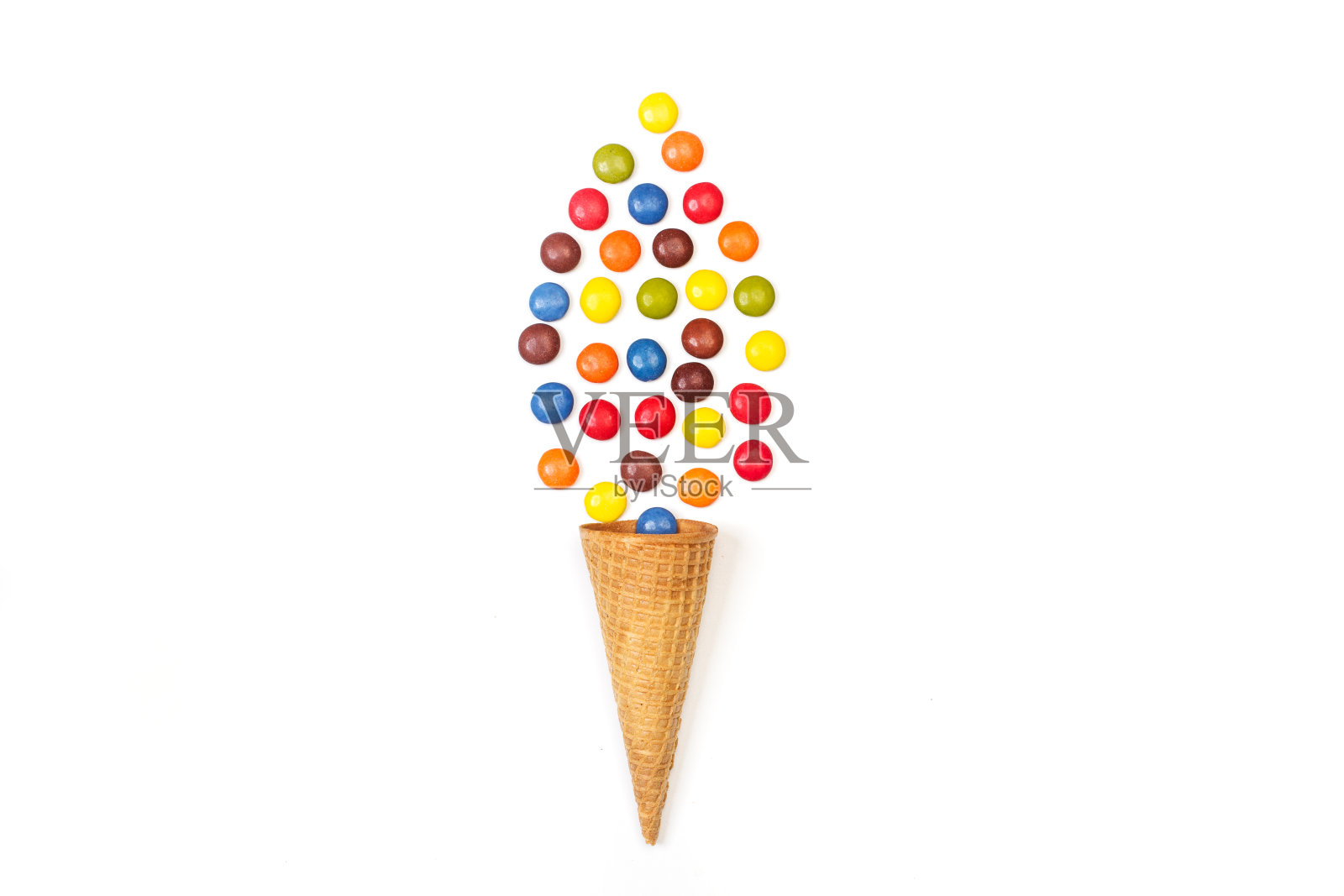 多色硬壳巧克力糖果和一个威化圆锥孤立照片摄影图片