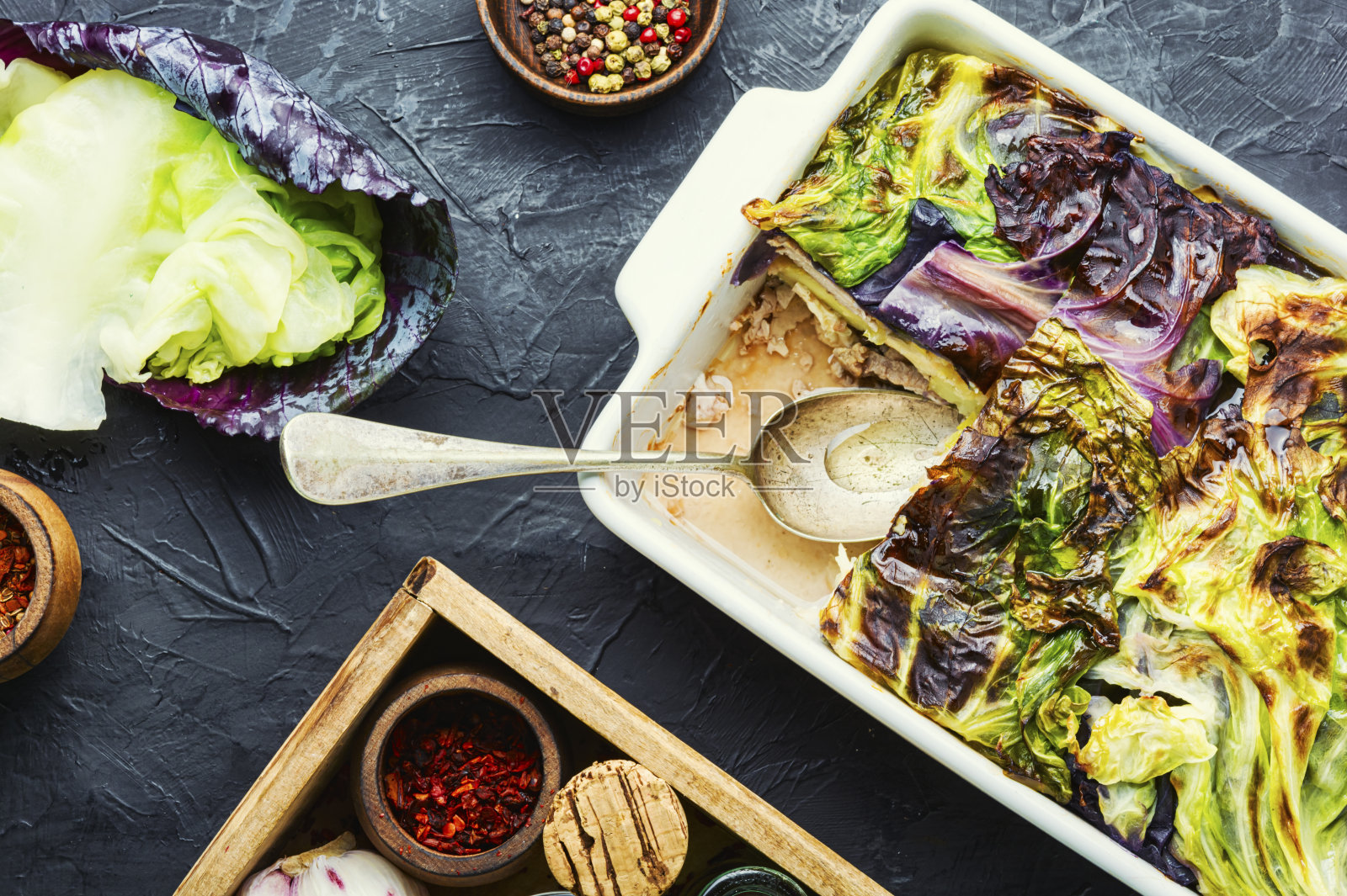 配卷心菜和土豆的烤面包照片摄影图片