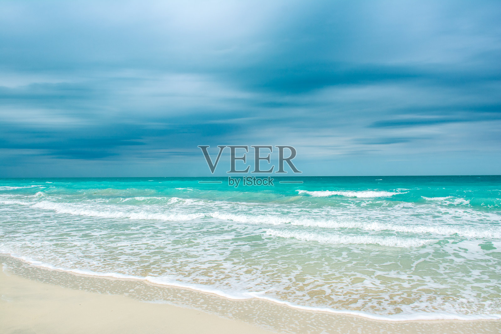 暴雨前的多云和暴风雨景观，马尔代夫照片摄影图片