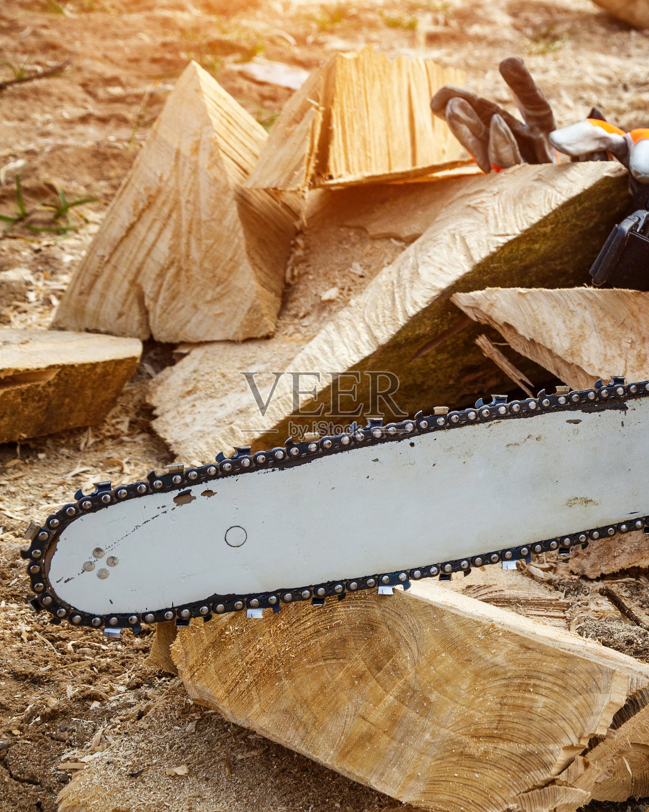 钢链链锯。在户外锯木柴。照片摄影图片