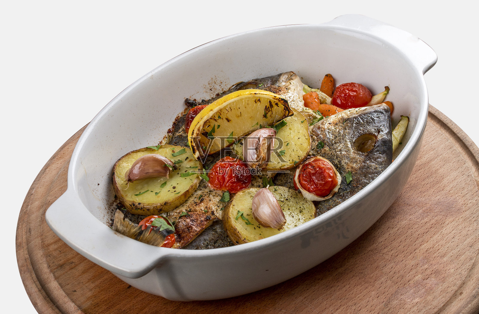 多拉达和蔬菜在陶瓷碗里烤照片摄影图片