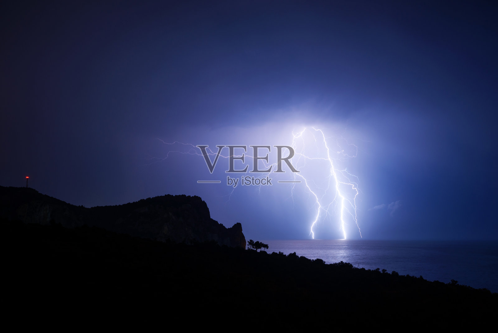 克里米亚海岸附近黑海上空的闪电照片摄影图片