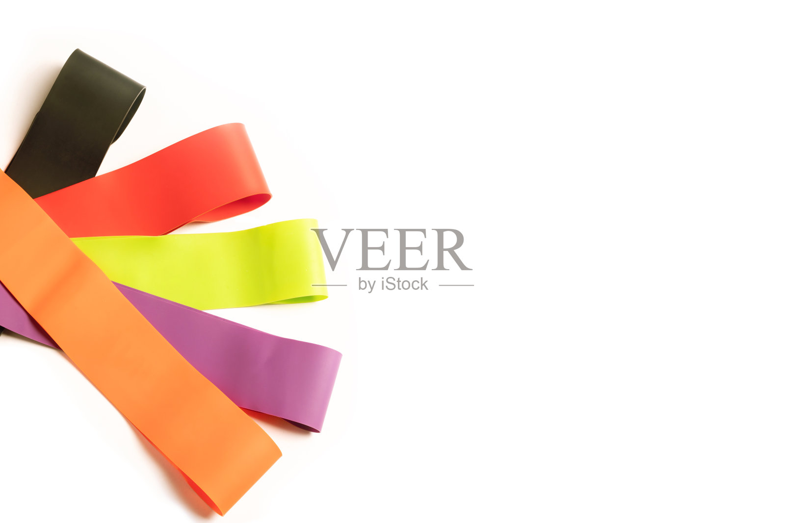 彩色乳胶橡皮筋健身在白色的背景。运动训练隔离的弹性膨胀器。前视图。照片摄影图片