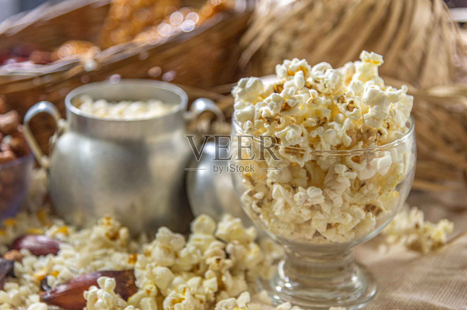 爆米花,爆米花。典型的食物。东北先生。草帽。圣约翰节照片摄影图片