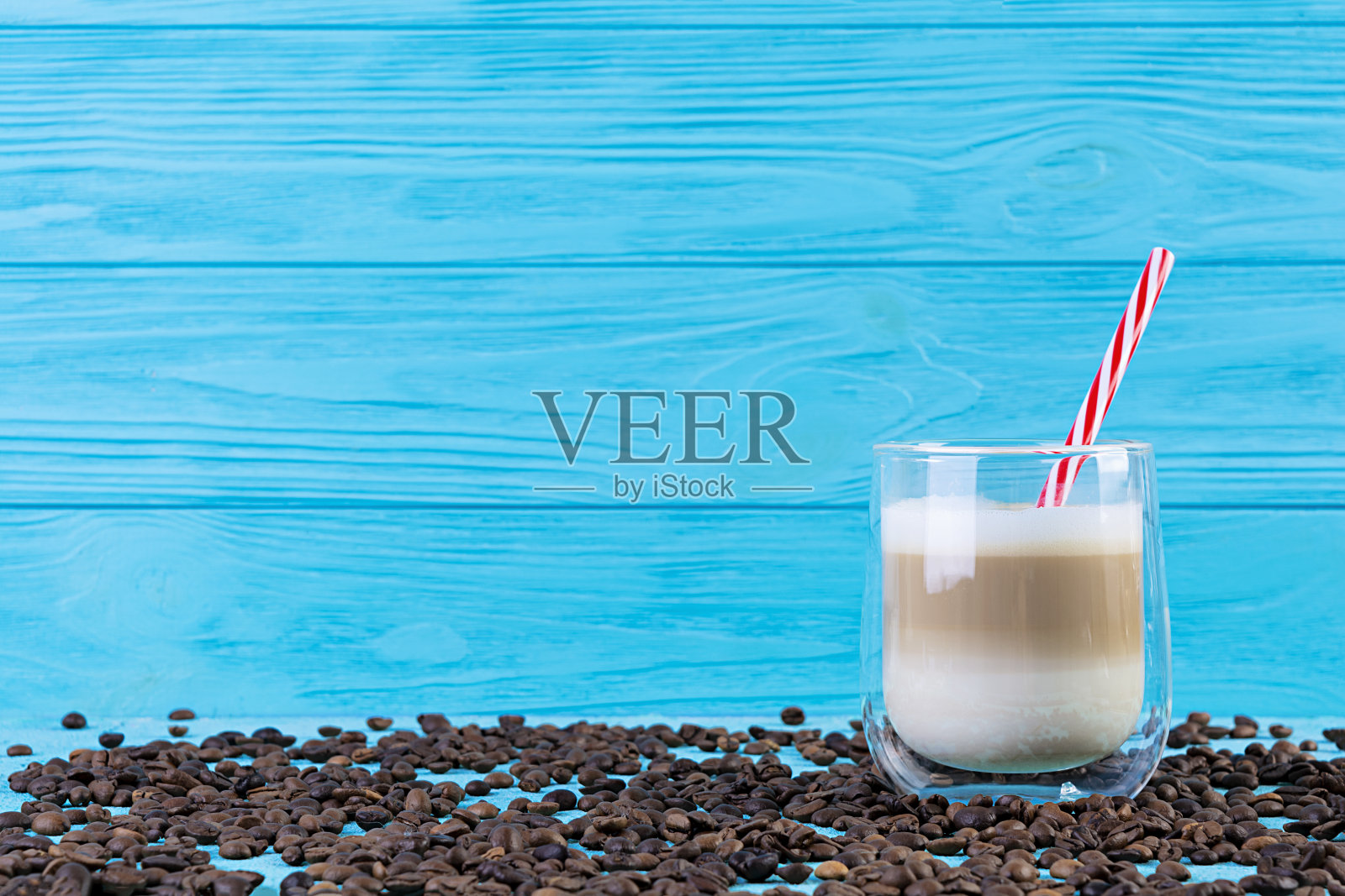 一杯玛奇朵咖啡。蓝色背景上的热咖啡照片摄影图片