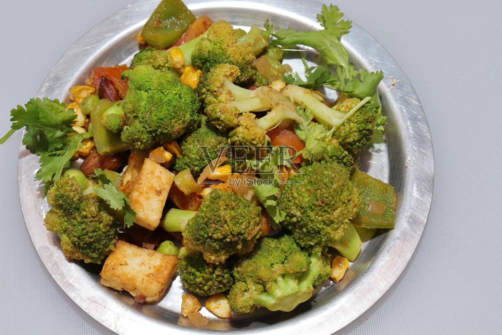 新鲜健康的西兰花孤立在白色背景照片摄影图片