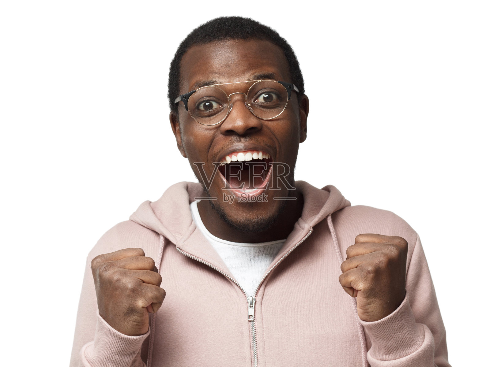 情感上幸福的非洲人握紧拳头，在喜悦的喜悦中张开了嘴巴，仿佛感觉胜利的幸福，孤立在白色的背景上照片摄影图片