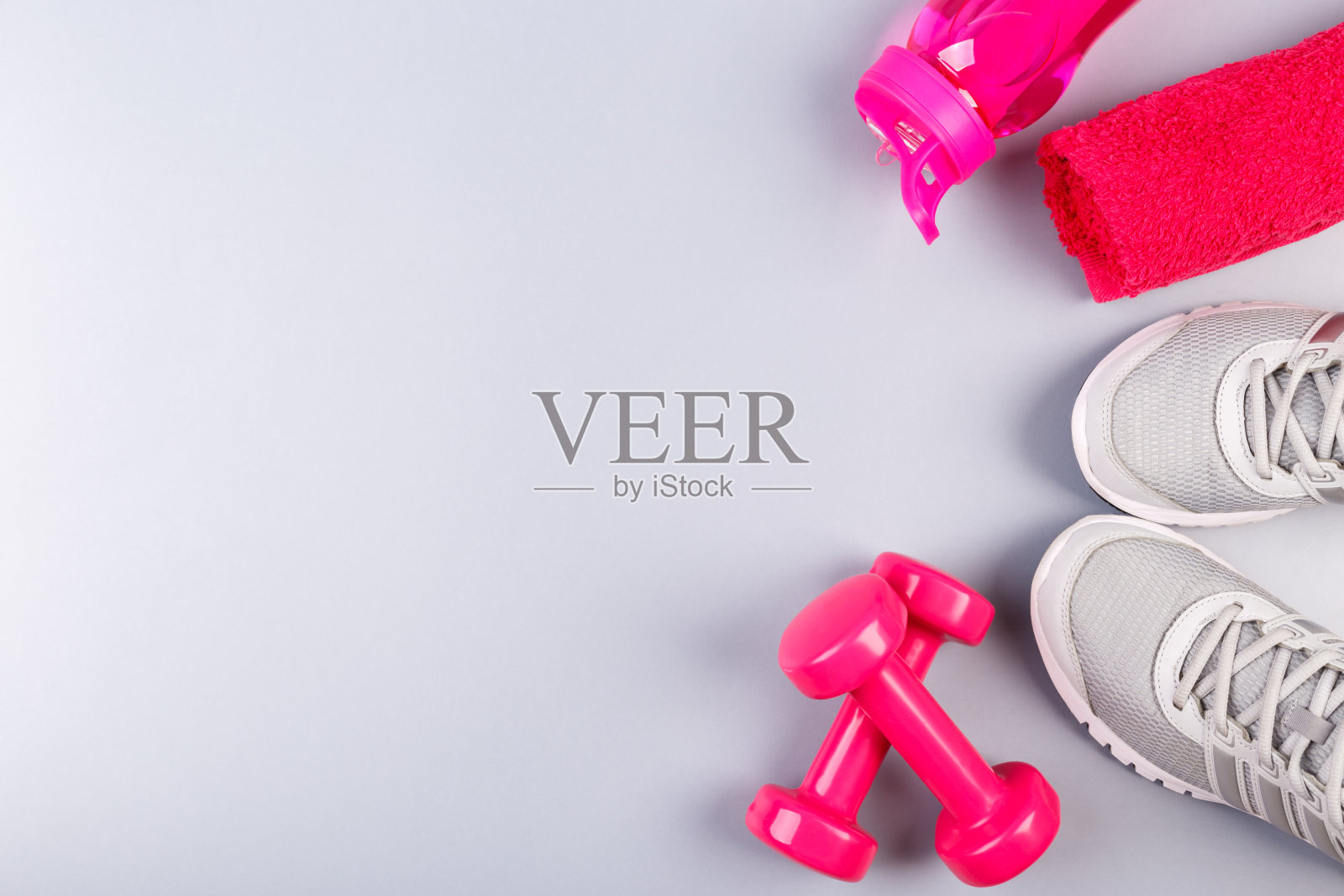 健身项目在灰色背景照片摄影图片