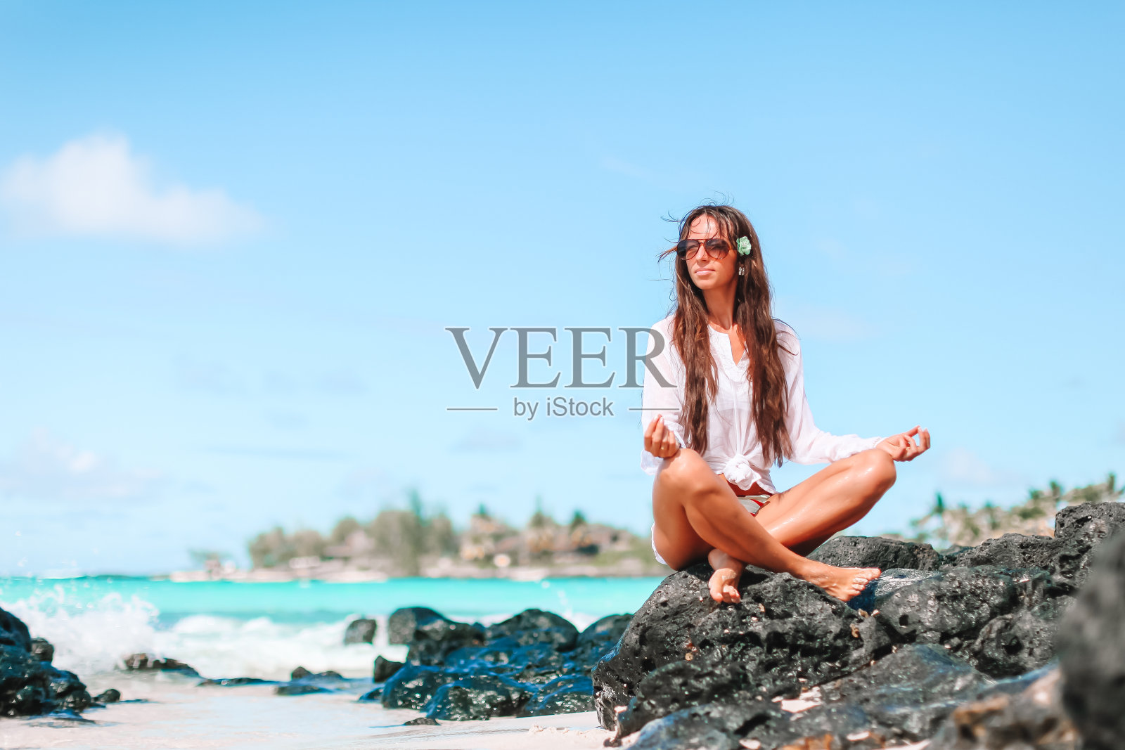 美丽的女孩在热带度假瑜伽姿势照片摄影图片