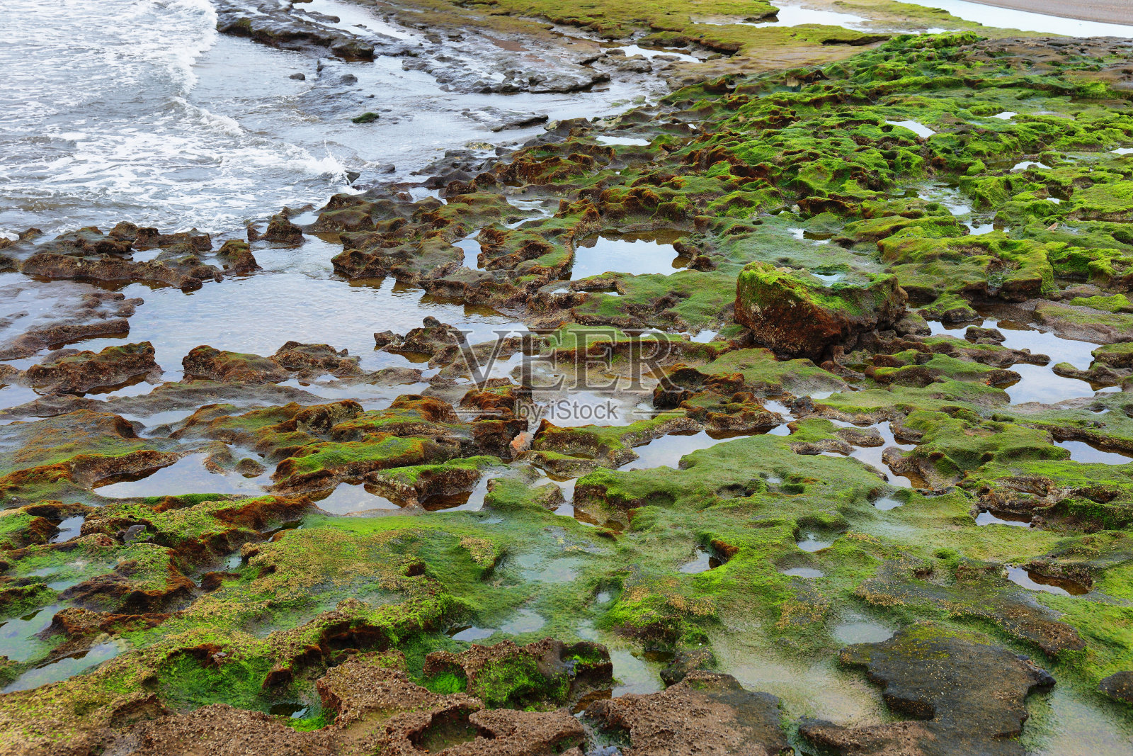 西班牙，加那利群岛，特内里费岛，以红色山脉为背景的埃尔米达诺海滩照片摄影图片