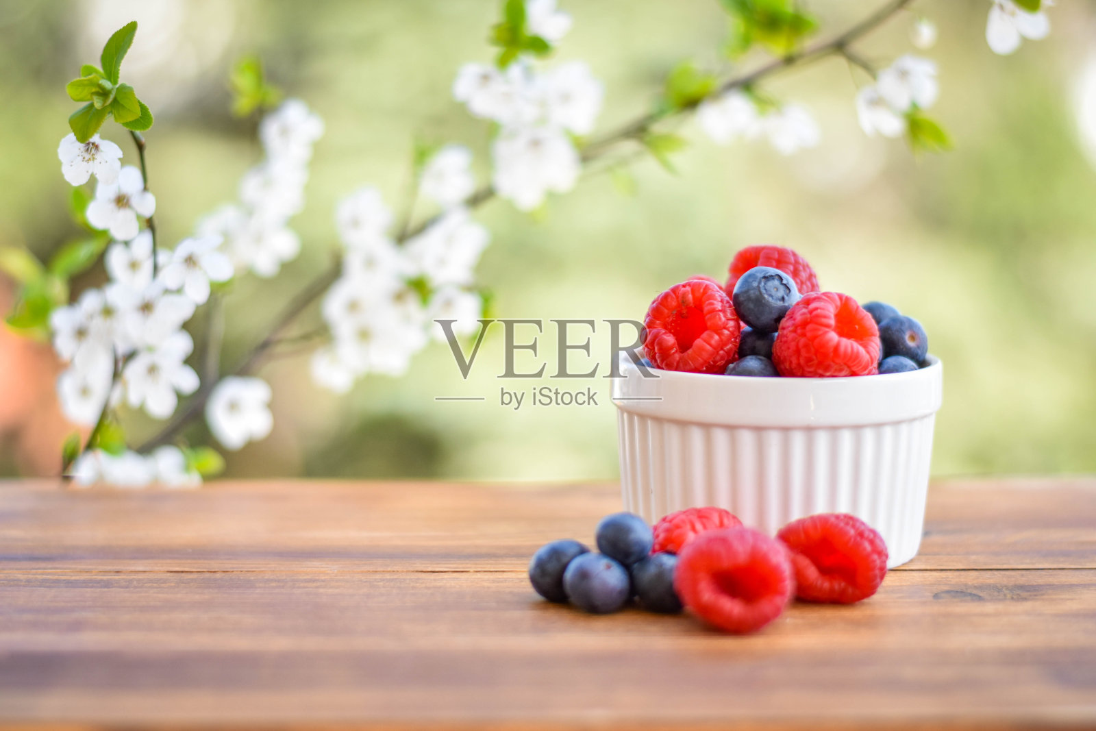 水果碗在木制的背景照片摄影图片