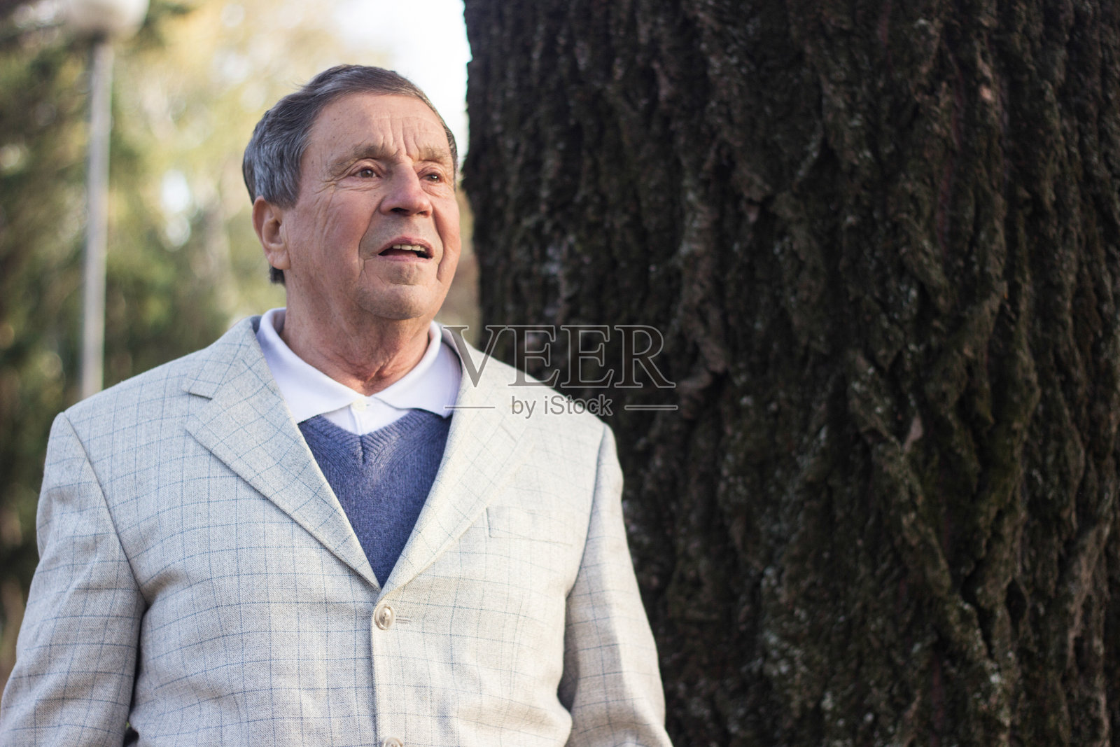 老人微笑的肖像照片摄影图片