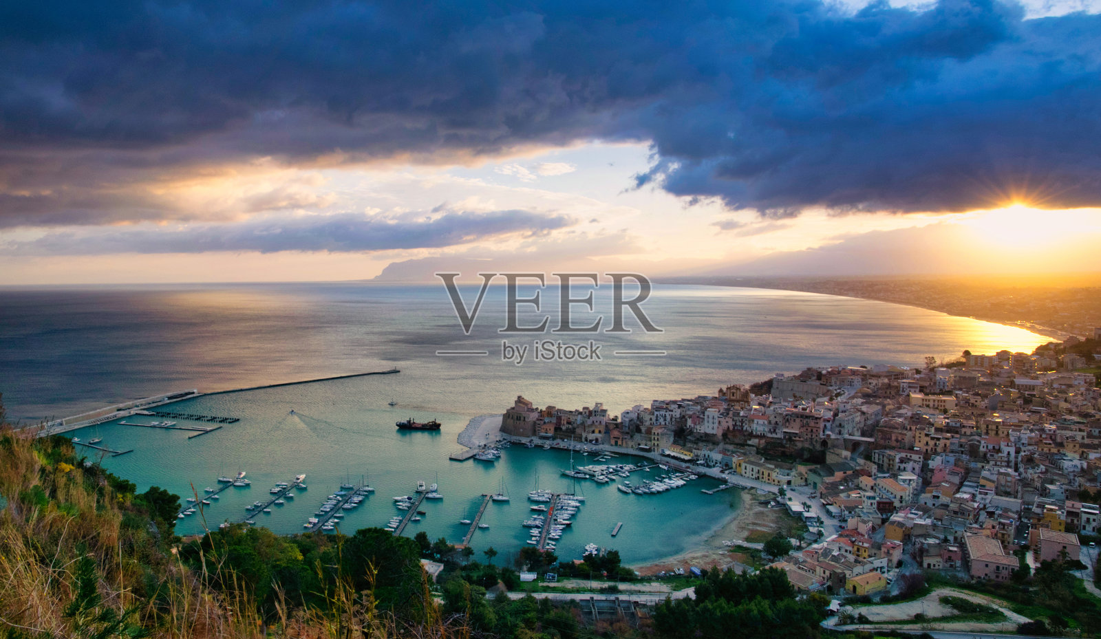 位于意大利西西里岛特拉帕尼的地中海上的戈尔夫堡镇(城堡湾)。夏日清晨阳光明媚的全景照片摄影图片