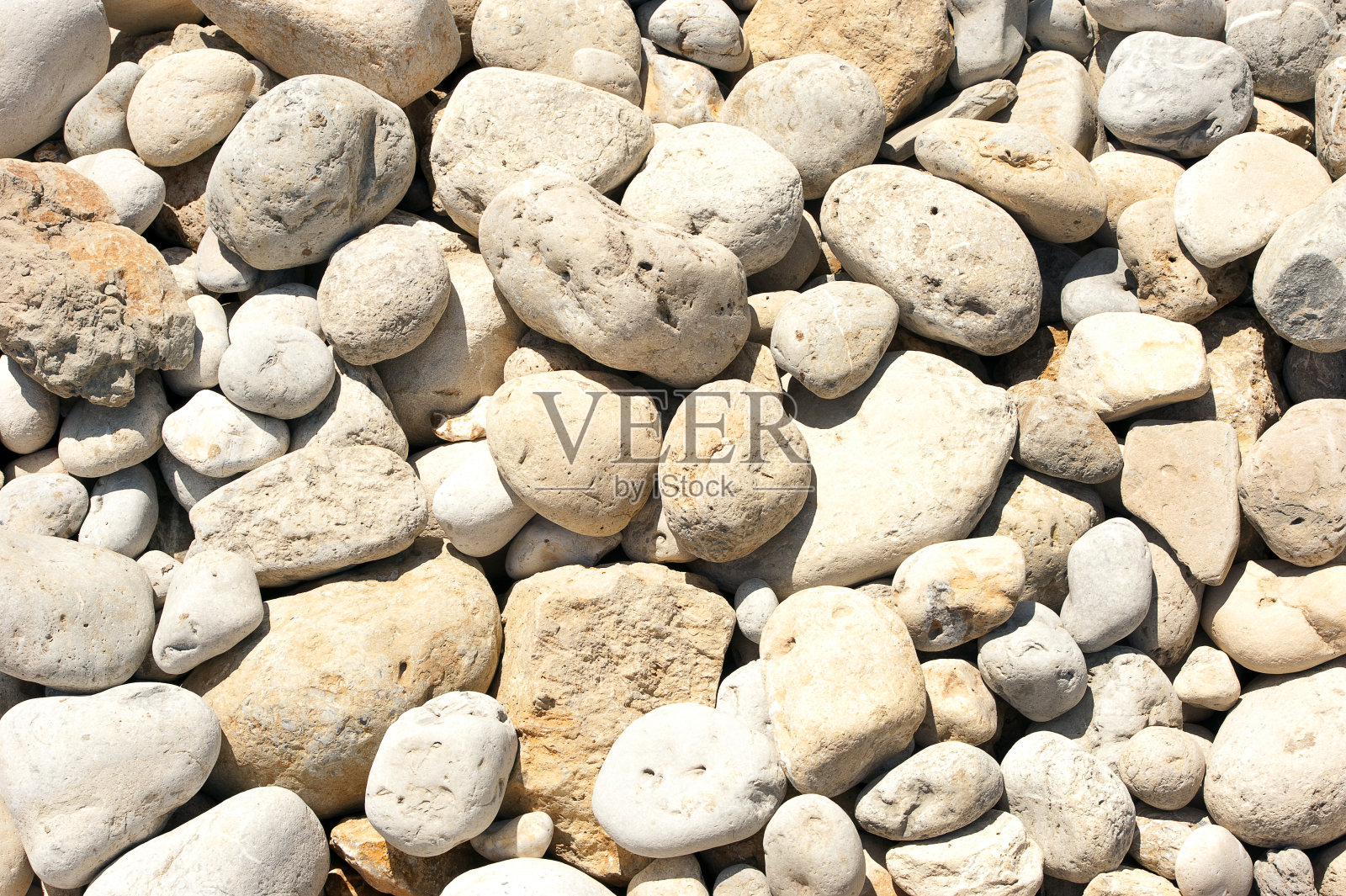 海滩上的白垩和石灰石，奥斯明顿米尔斯，Ringstead湾，侏罗纪海岸，多塞特，英格兰照片摄影图片