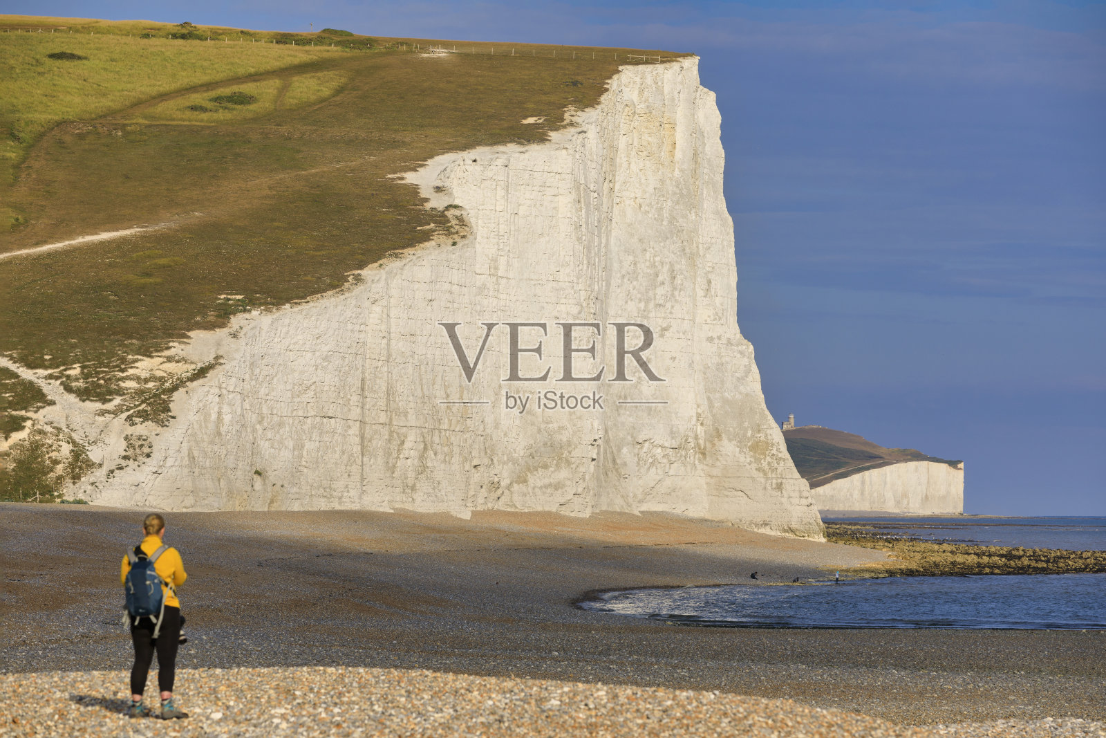 用单反相机的女人照片摄影图片
