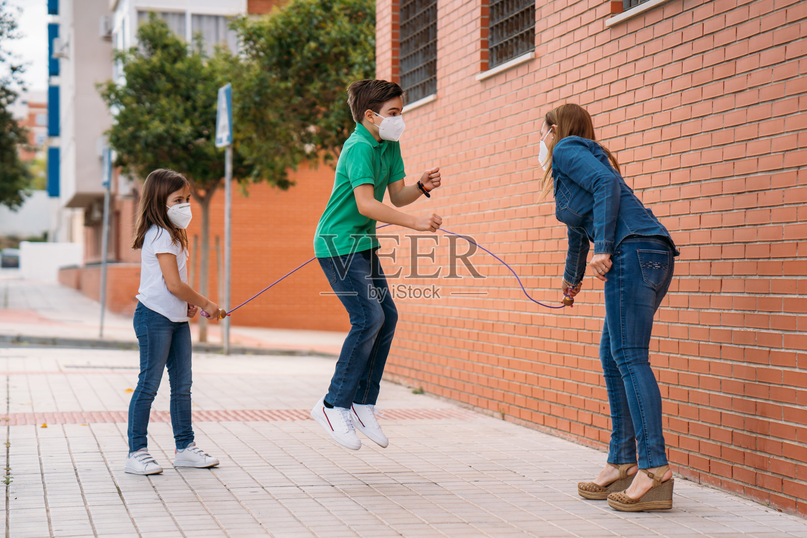 他们戴着口罩来保护自己不受冠状病毒感染。社会距离照片摄影图片