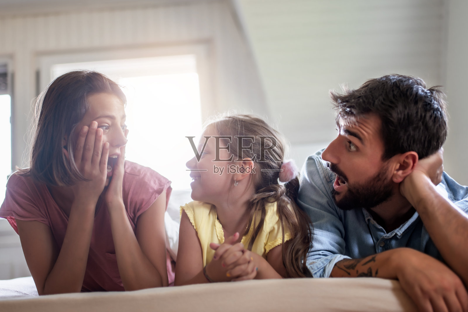 幸福的家庭在卧室里玩得很开心照片摄影图片