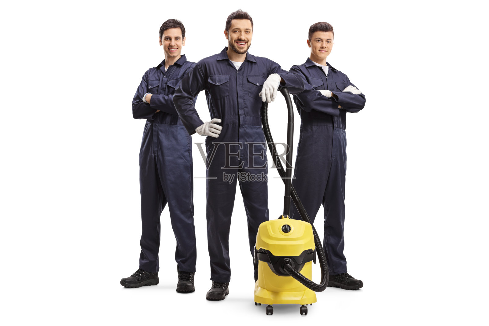 男性清洁工与真空吸尘器的全长肖像照片摄影图片