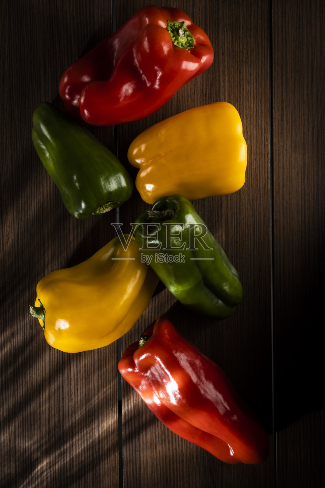 木桌上点着青椒照片摄影图片