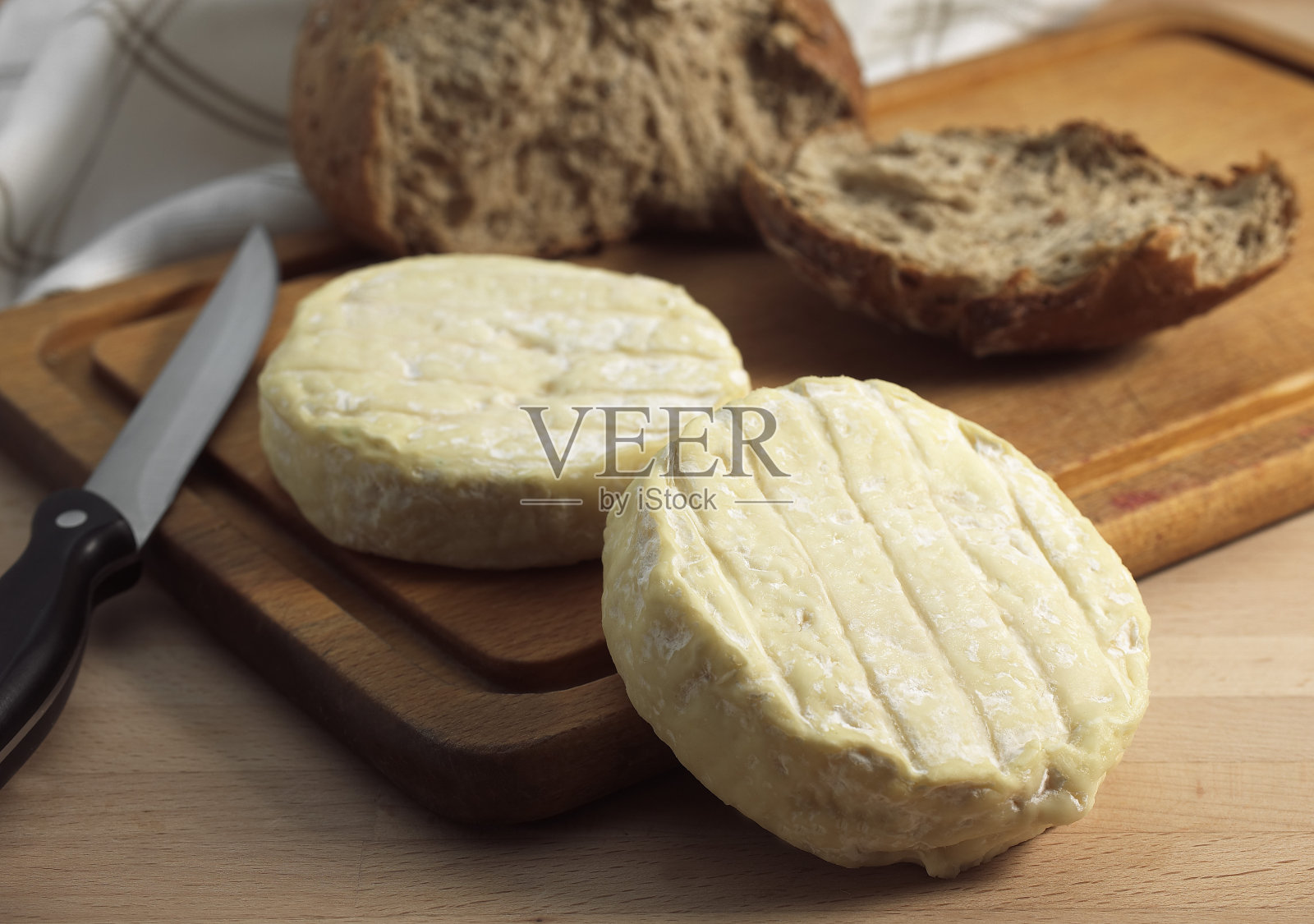 用牛奶制成的法国奶酪圣马塞林面包照片摄影图片