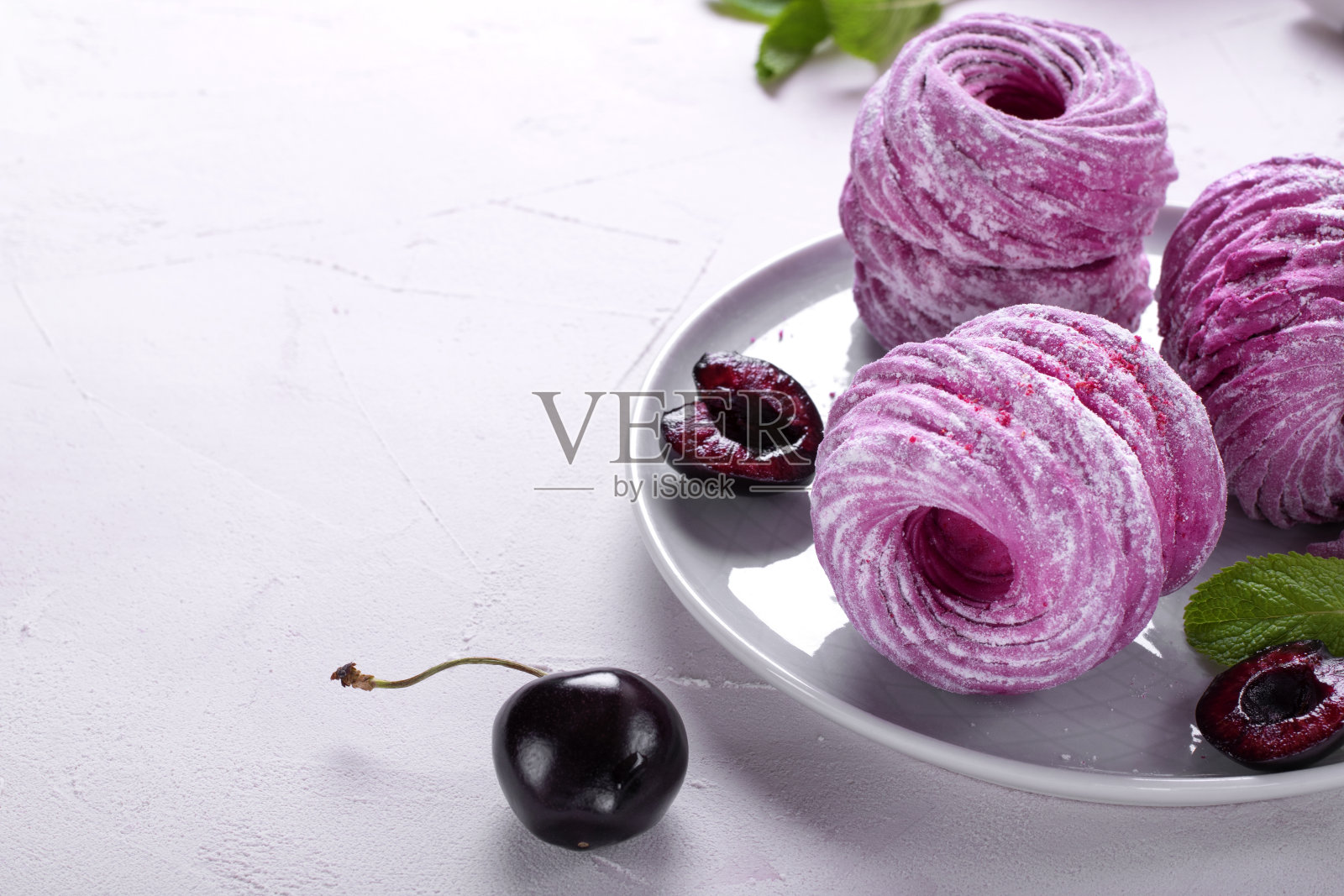 Berry zephyr在白色桌子上的陶瓷盘子上照片摄影图片