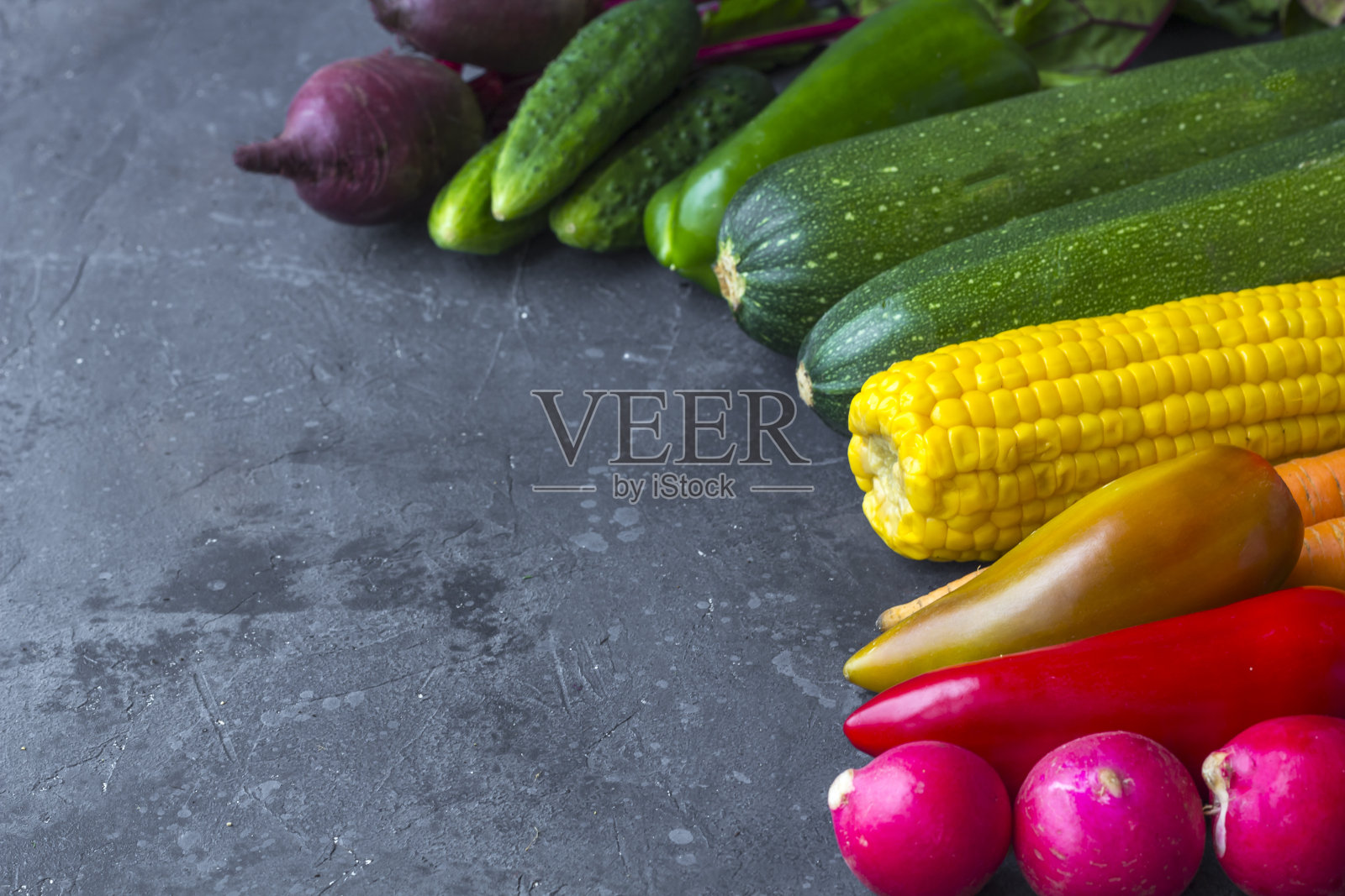 分类蔬菜在黑暗的背景拉近，复制空间。照片摄影图片