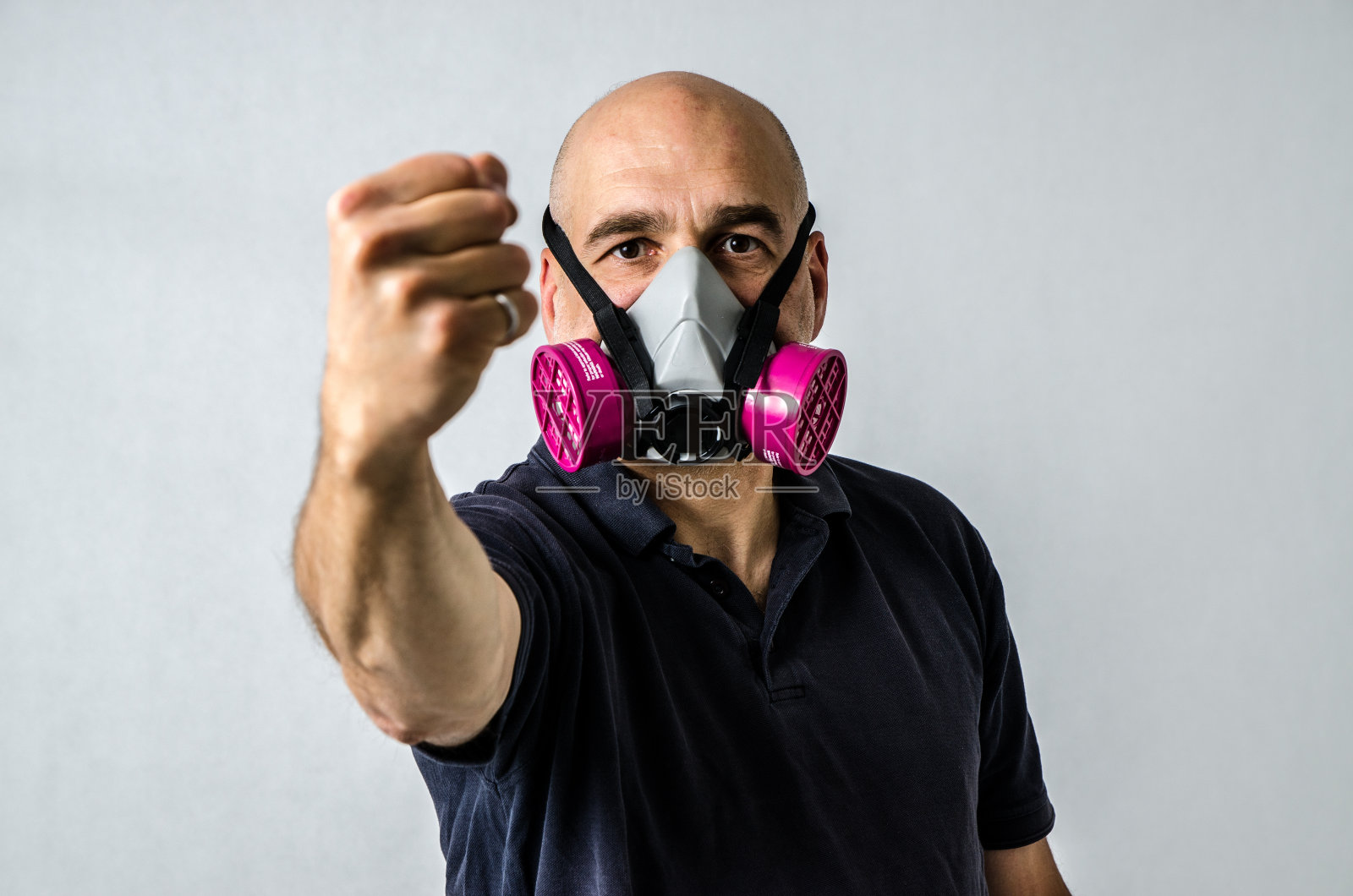 带P100面具的人照片摄影图片