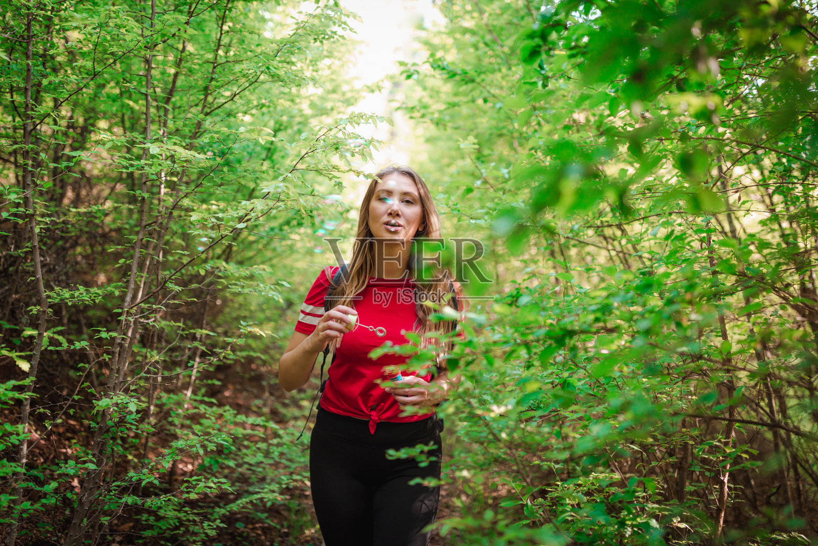 在树林里玩泡泡照片摄影图片