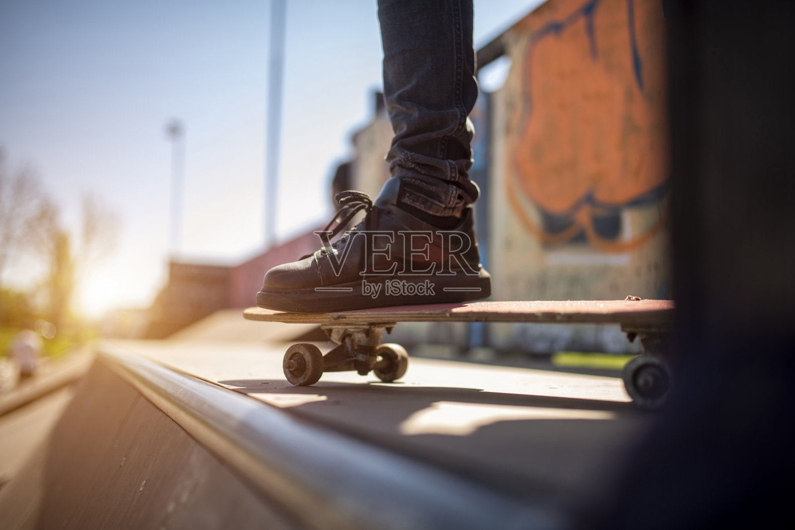 在城市滑板公园放松的酷酷的男人照片照片摄影图片