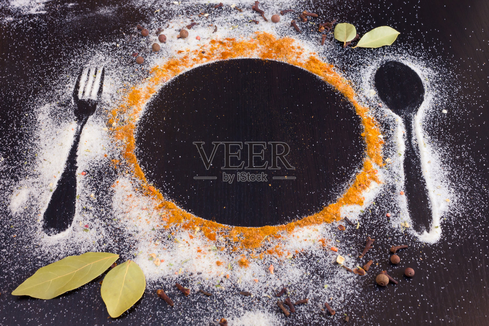 俯视图香料和香草在桌子上。照片摄影图片