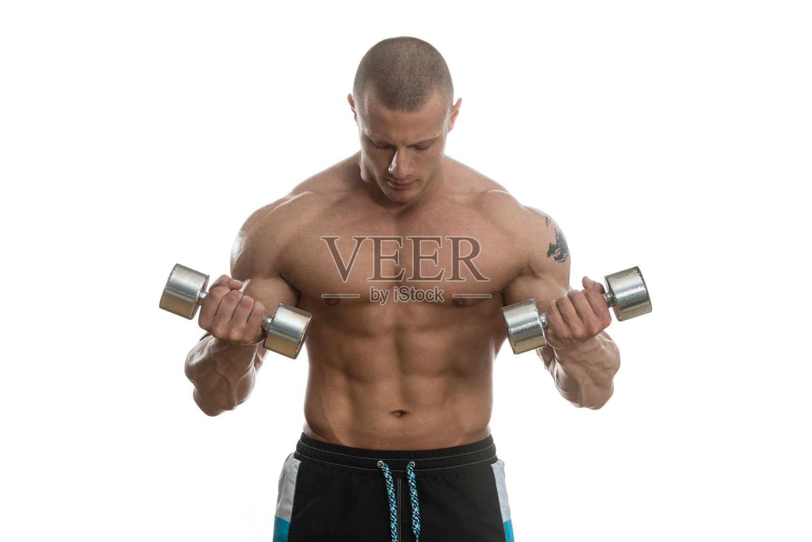 男人在白色背景下用哑铃锻炼照片摄影图片