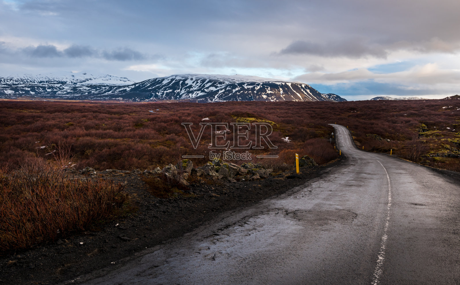空旷的公路乡村公路在冰岛的春天照片摄影图片