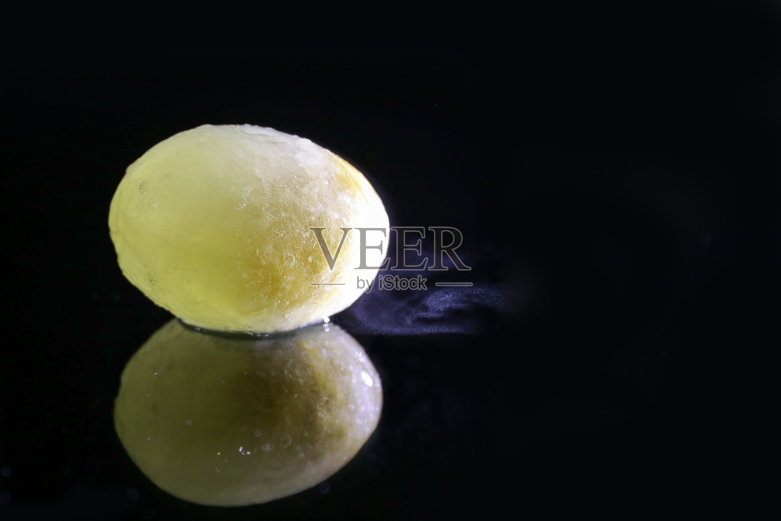 冷冻鸡蛋近冰纹理上的黑色背景与复制空间照片摄影图片