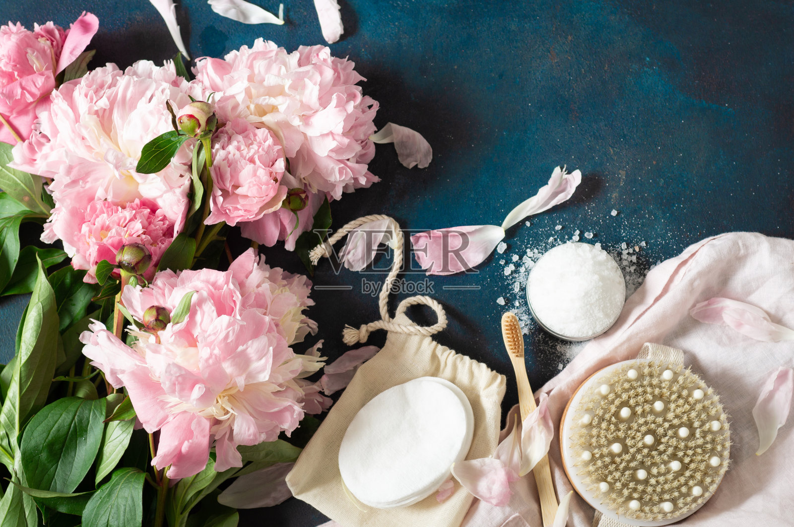 天然有机化妆品，粉红色牡丹花在黑色的背景。水疗放松疗法和减肥按摩。照片摄影图片