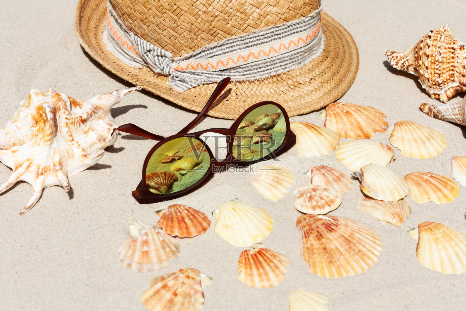复古的夏季柳条草帽和太阳镜在海边的海滩上照片摄影图片