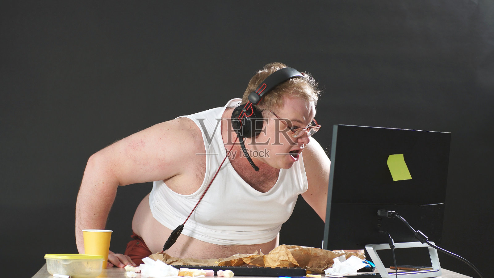 一个人在电脑上玩电子游戏的时候尖叫，一个人在隔离和自我隔离中尽可能地享受乐趣照片摄影图片