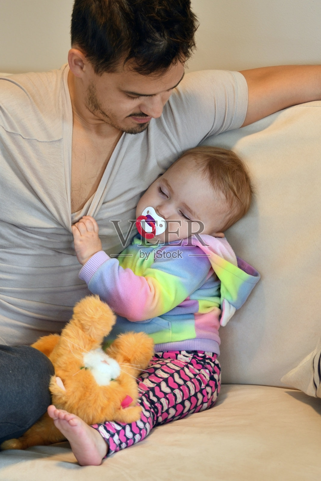 16个月大的小女孩依偎在沙发上睡觉照片摄影图片