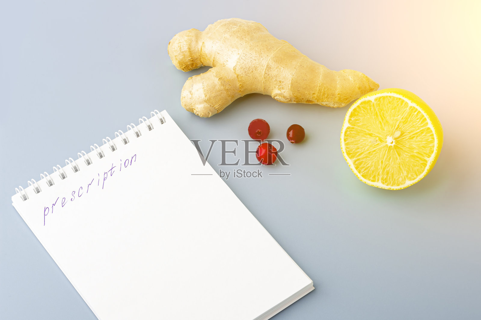 天然药物:蔓越莓，柠檬，姜和处方在蓝色，文本拷贝空间，近距离。季节性疾病的概念和治疗感冒、流感、热症。照片摄影图片