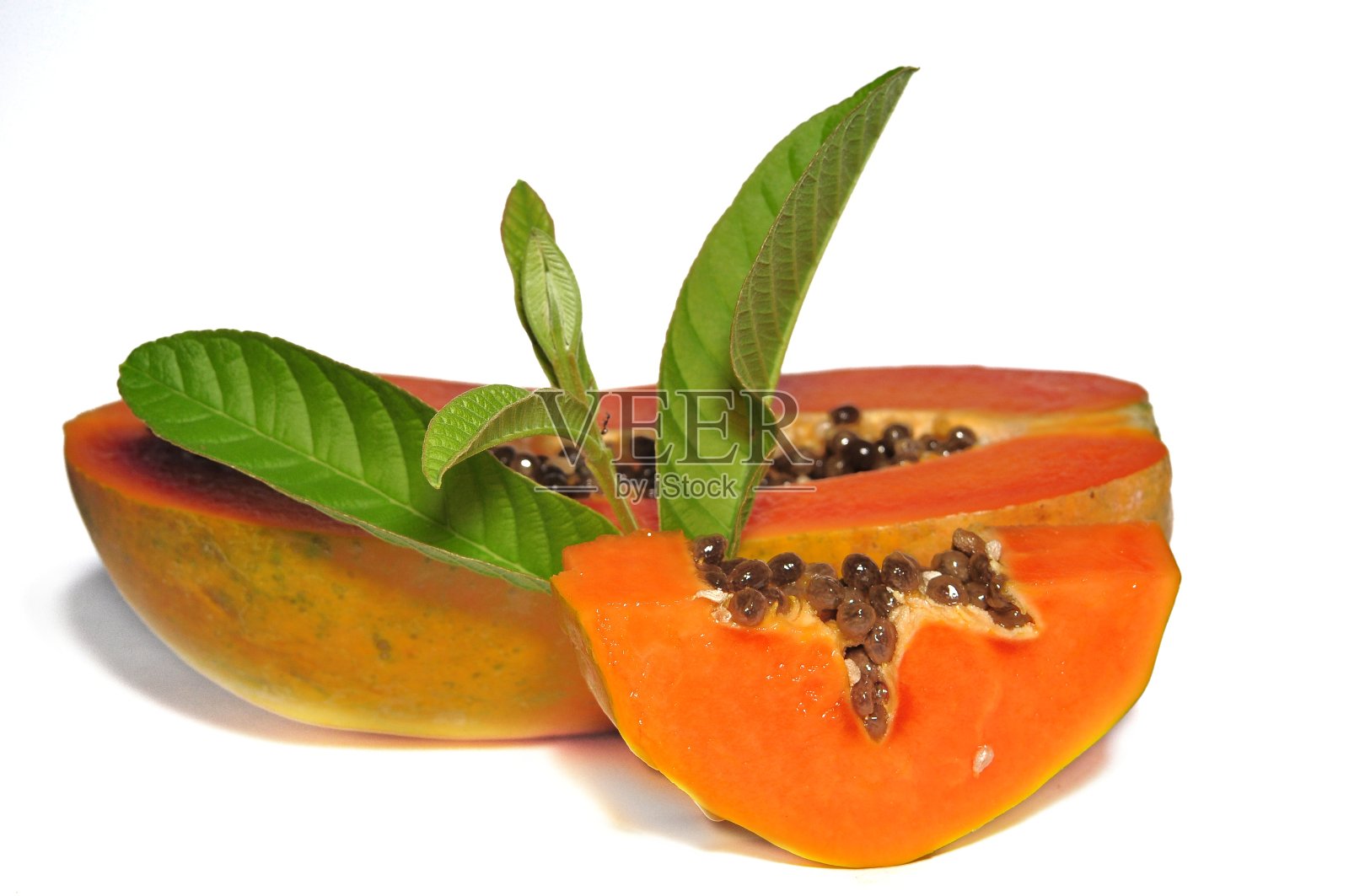 番木瓜果实和绿叶孤立在白色背景上照片摄影图片