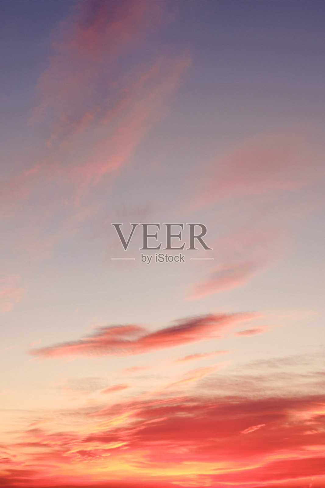 橙色的日落和蓝色天空的云彩照片摄影图片