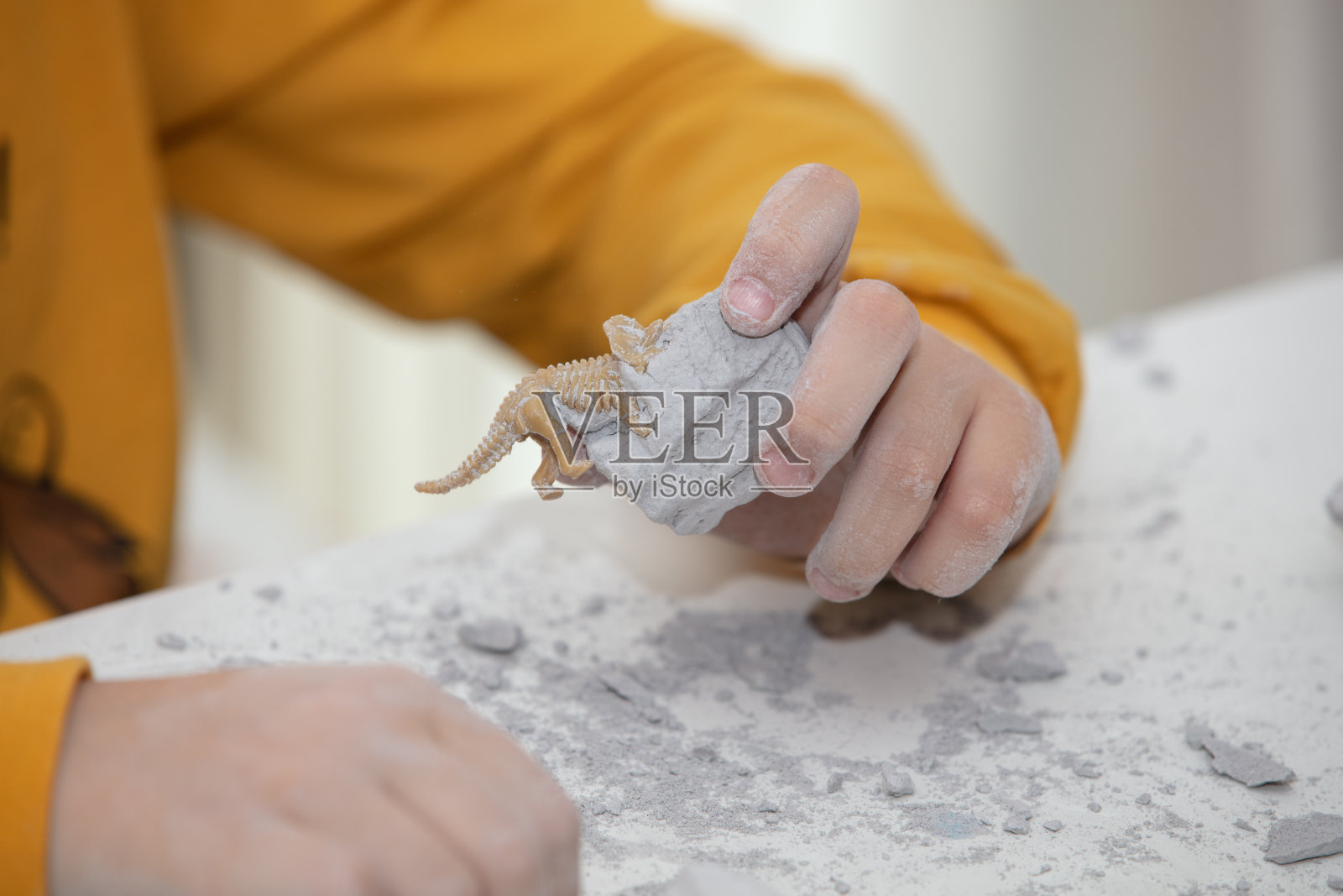 这是一款寻找化石的益智小游戏，由考古学家用孩子们的双手挖掘照片摄影图片