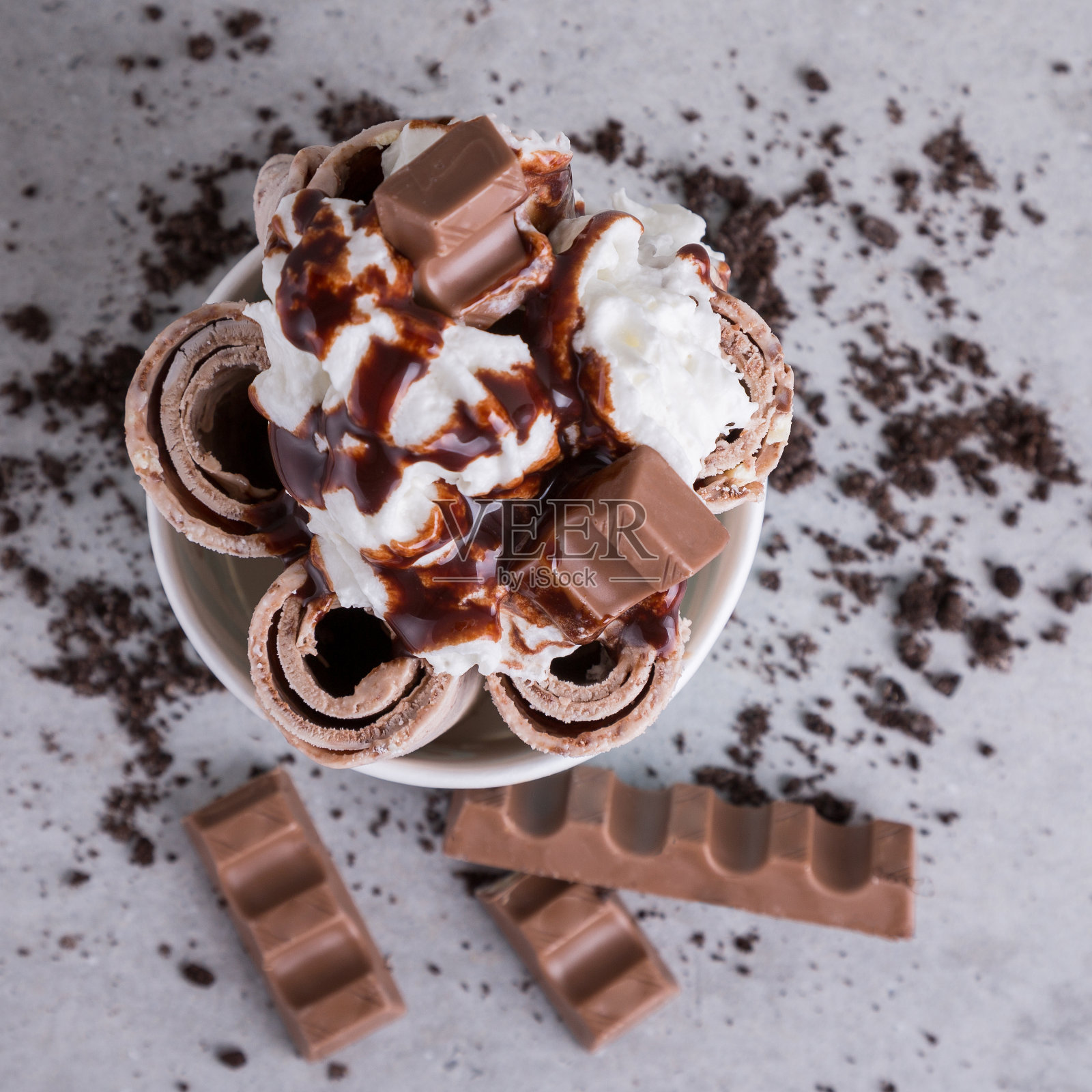 冰淇淋卷，巧克力和鲜奶油照片摄影图片