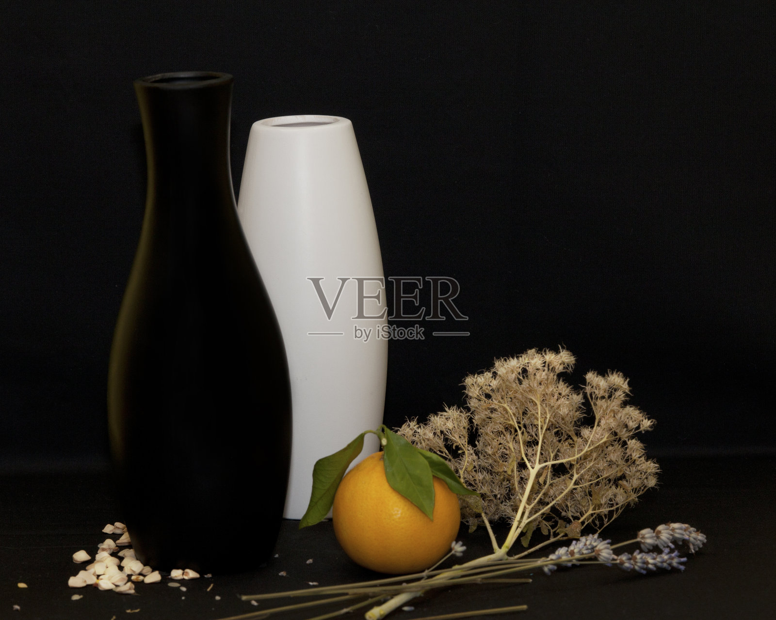 有花瓶、鲜花和水果的静物画照片摄影图片