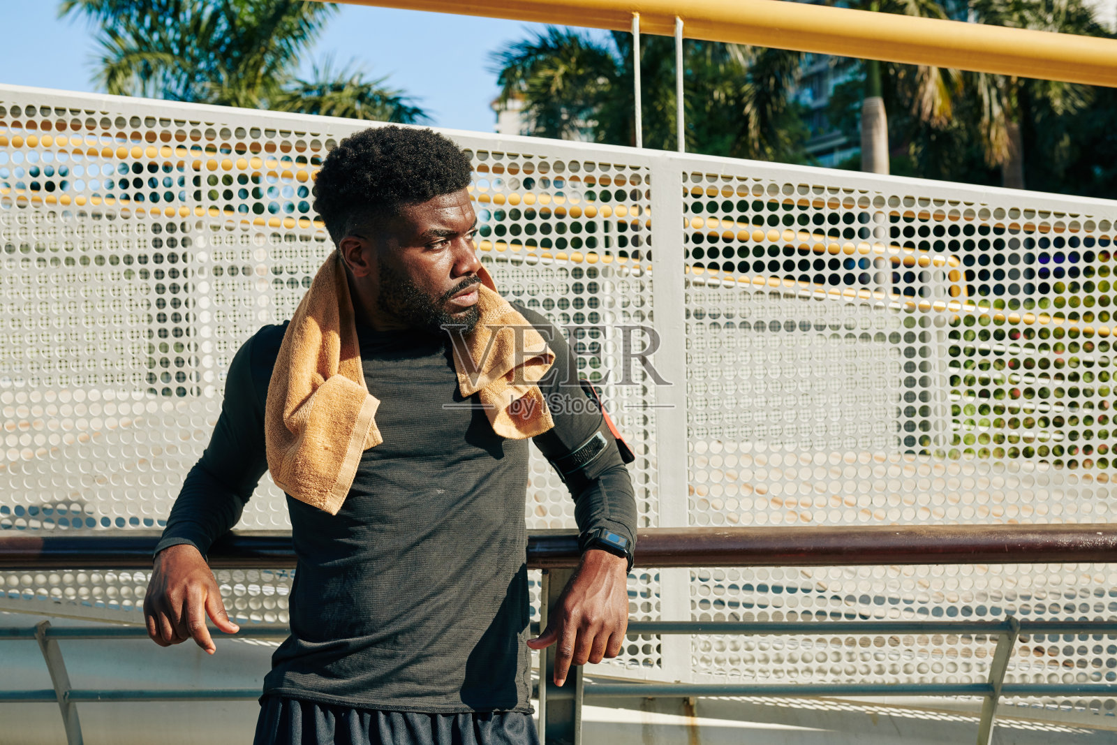 严重疲劳的年轻运动员照片摄影图片