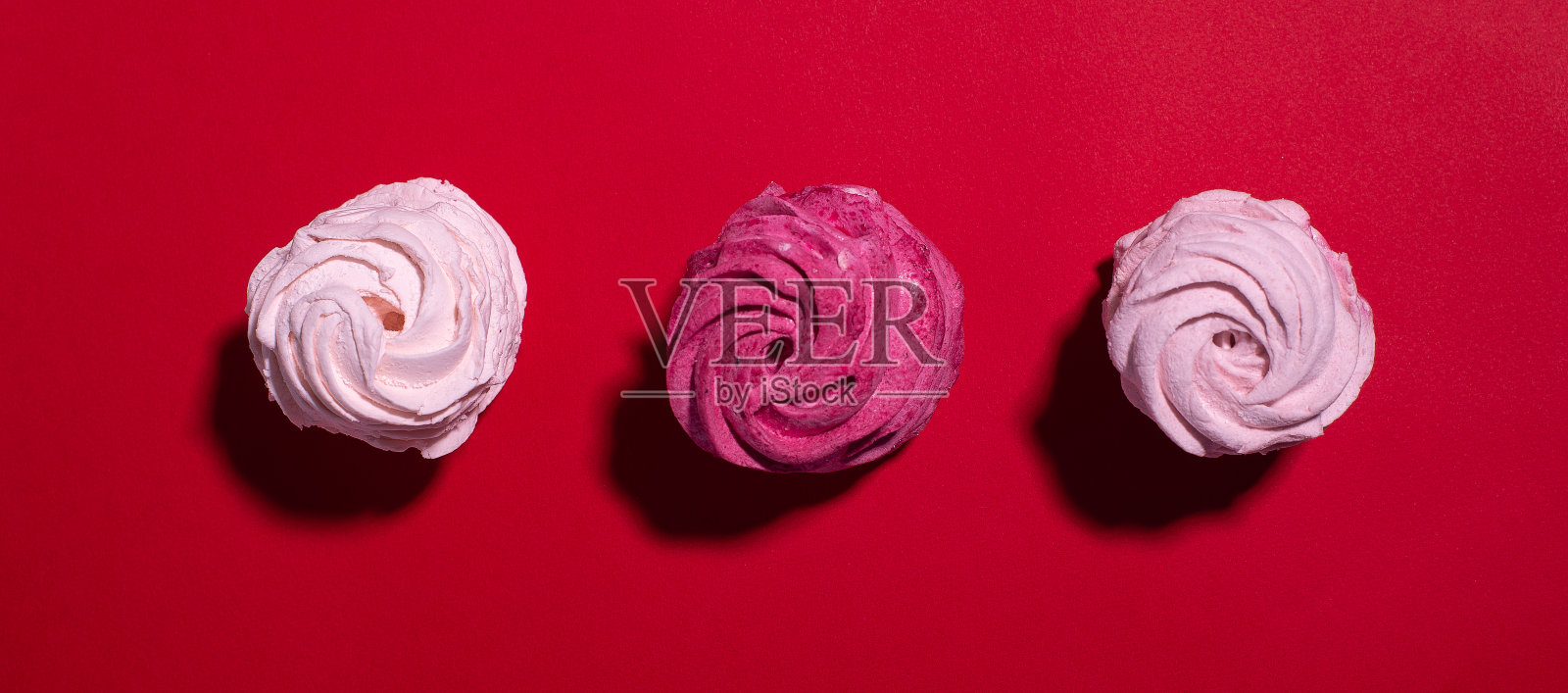 一套粉色和红色的蛋白酥饼隔离。甜脆扭熟蛋白酥照片摄影图片