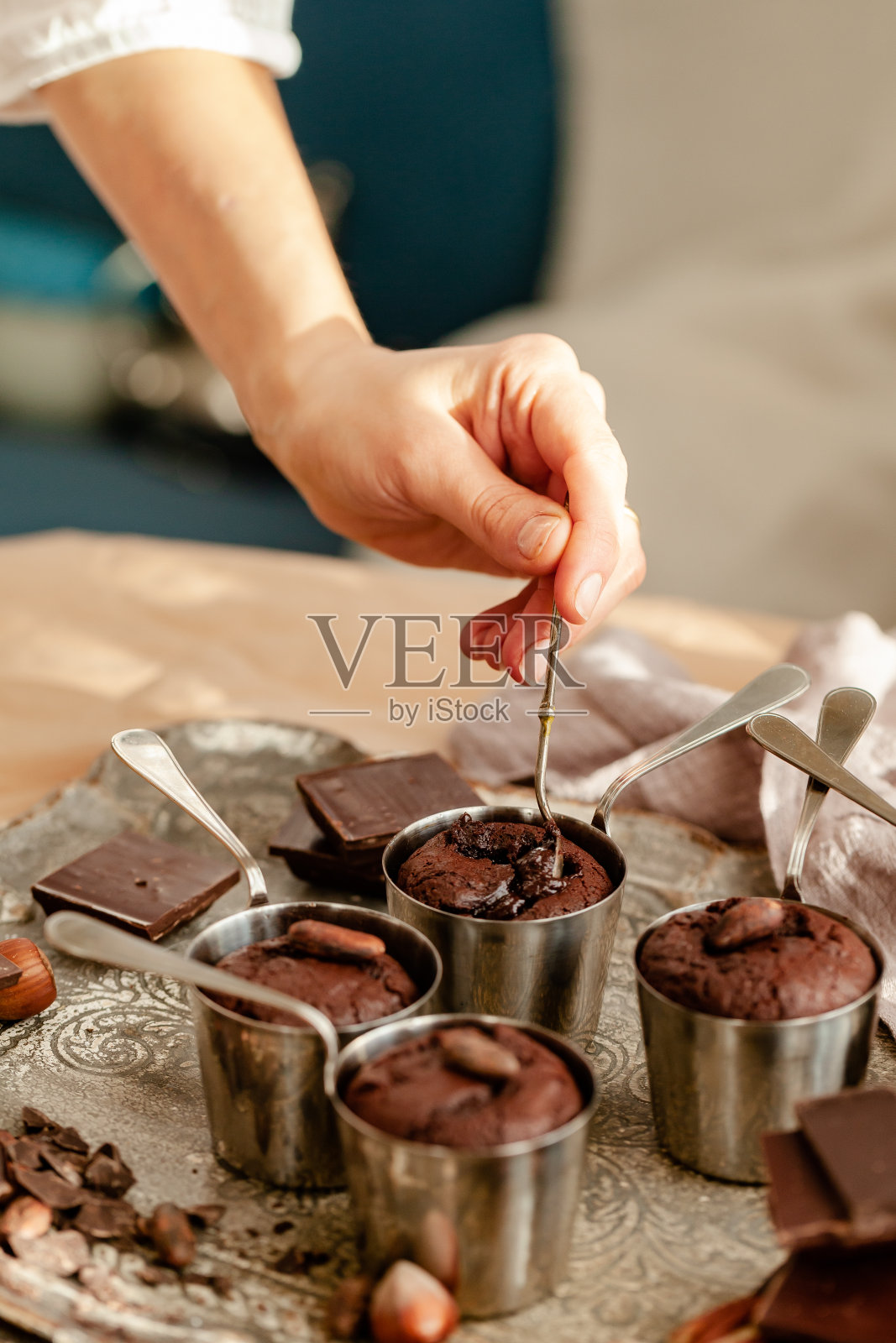 自制美味的黑巧克力翻糖蛋糕。用老式勺子盛着。美味优雅的甜点，甜的早餐。浪漫的气氛,芳香疗法。近距离、宏照片摄影图片