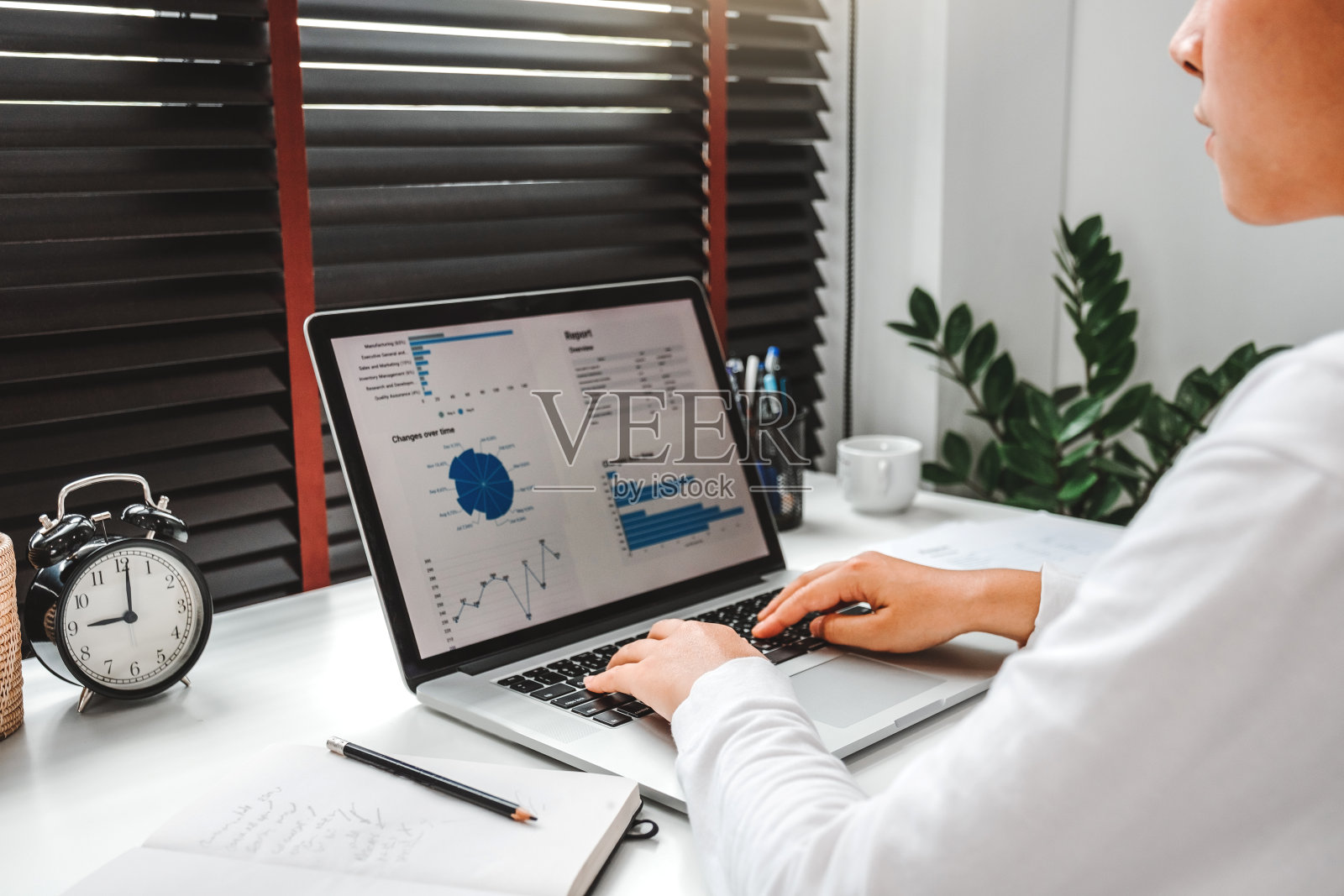 快乐的年轻亚洲女性工作在家工作在一个笔记本社交网络照片摄影图片