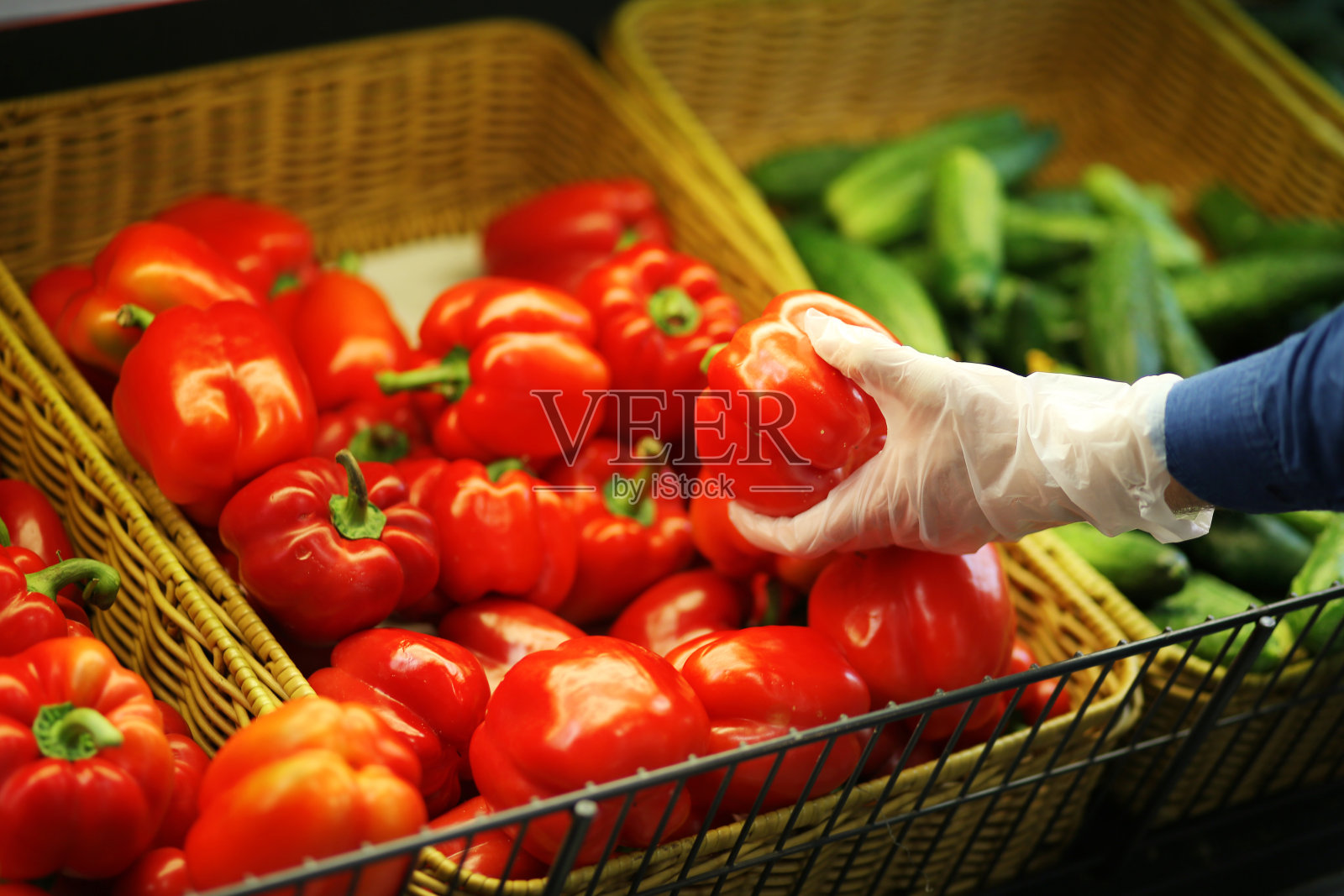 超市购物，口罩和手套，男人在市场买菜，胡椒粉照片摄影图片